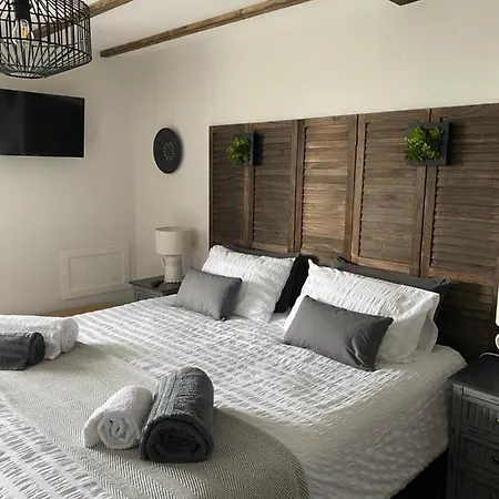 Couette-café La Bastide Du Bonheur Et Tables D'hôtes 3*