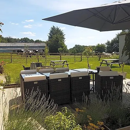 Couette-café La Bastide Du Bonheur Et Tables D'hôtes 3*
